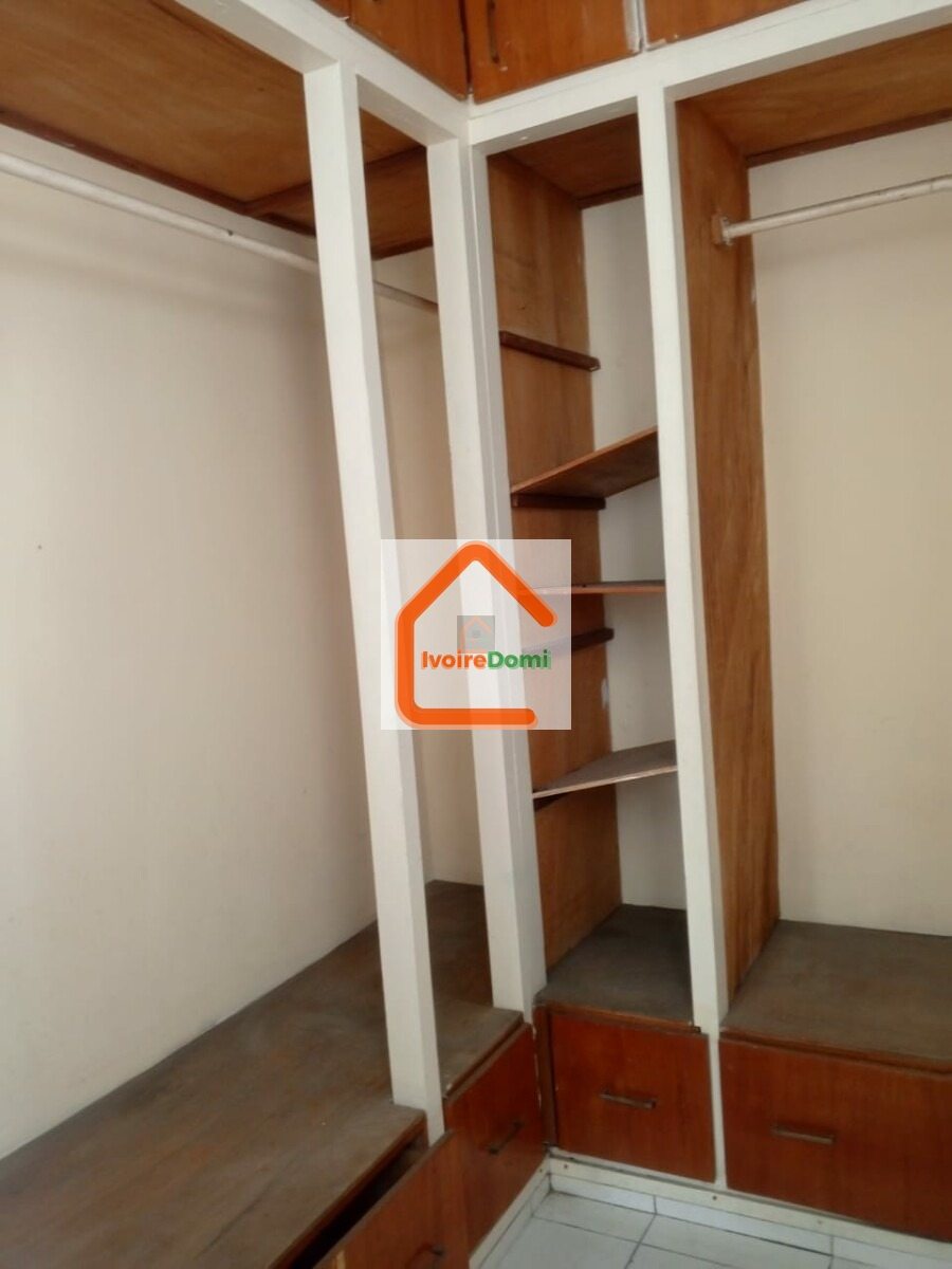 Une somptueuse villa duplex de 5 pièces avec un garage, un jardin à Cocody Angré dans une cité