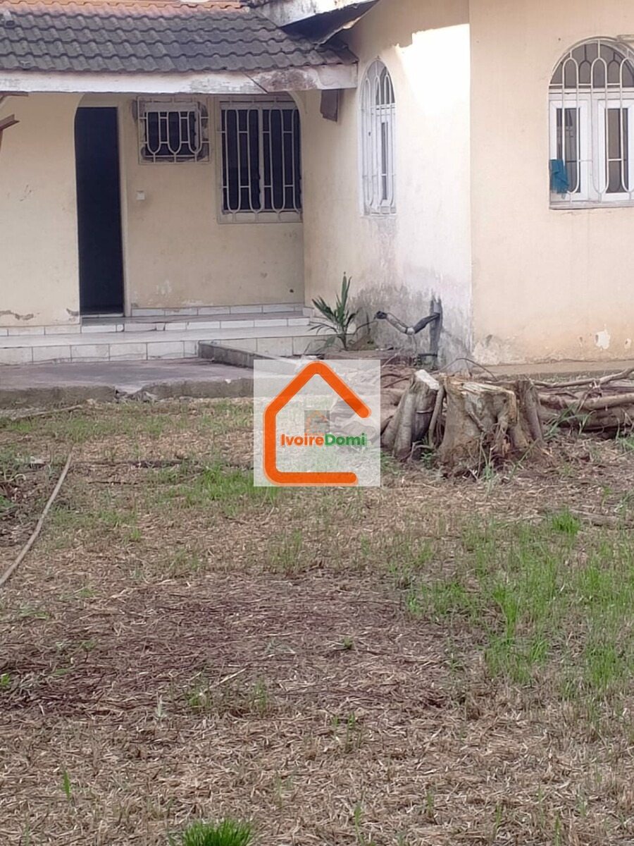 Une somptueuse villa duplex de 5 pièces avec un garage, un jardin à Cocody Angré dans une cité