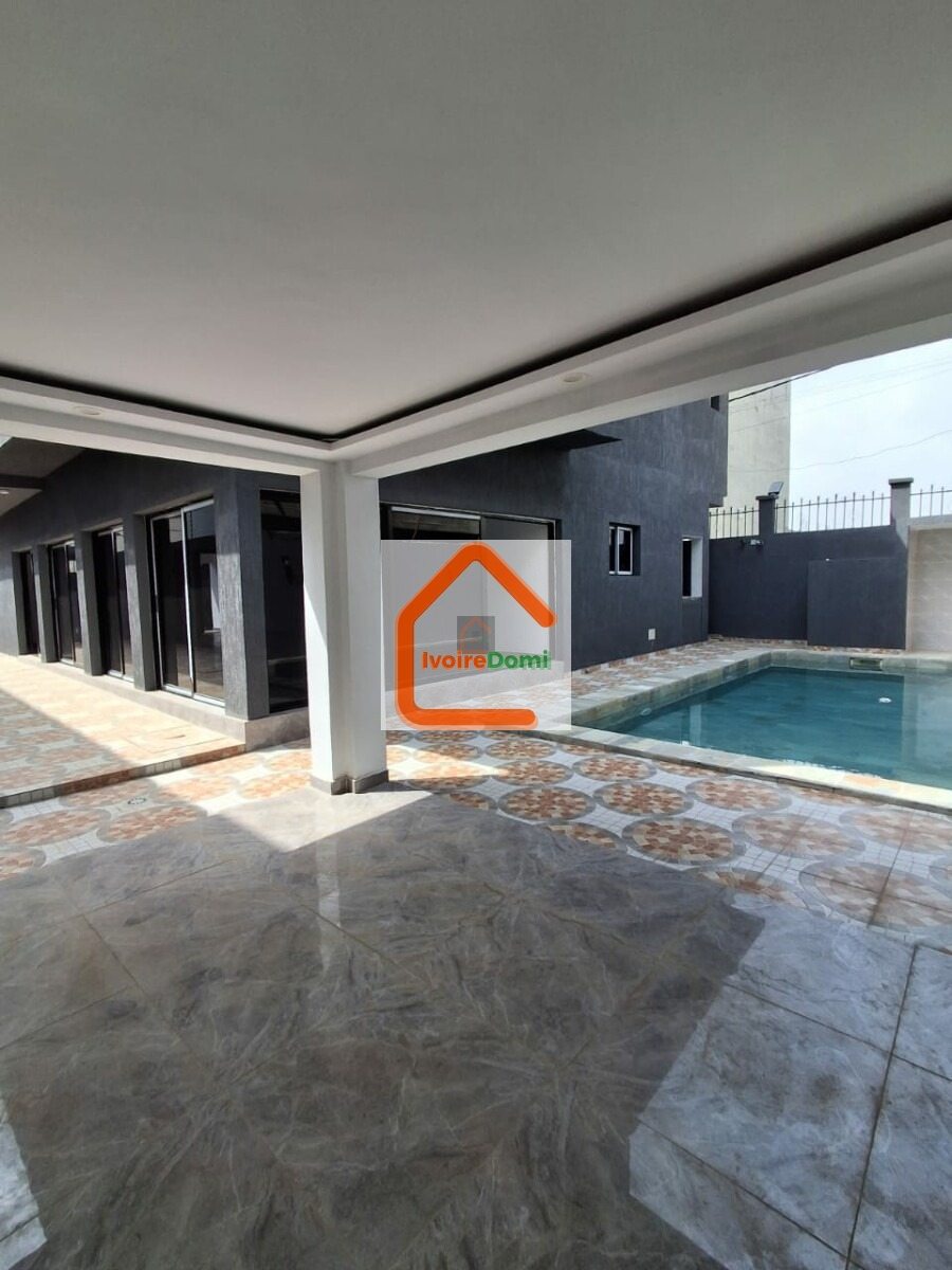 Une somptueuse villa duplex de 6 pièces avec une grande piscine à Bingerville