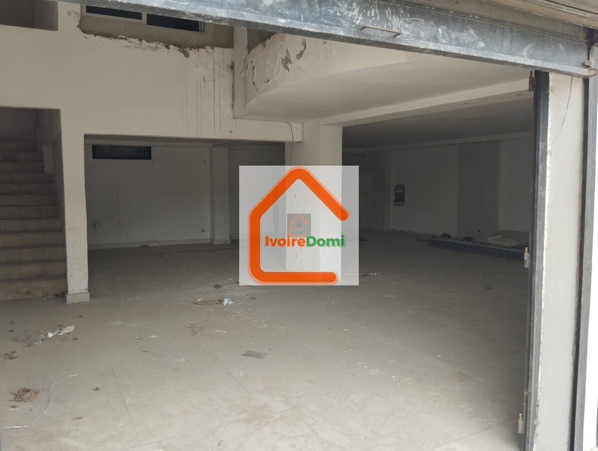 Entrépôt 10.000 m2 + pont bascule -Sone portuaire d’abidjan