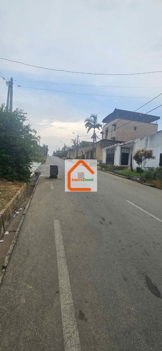 Terrain de 1000m2 à vendre Cocody Riviera Bonoumin à proximité d’Abidjan MALL