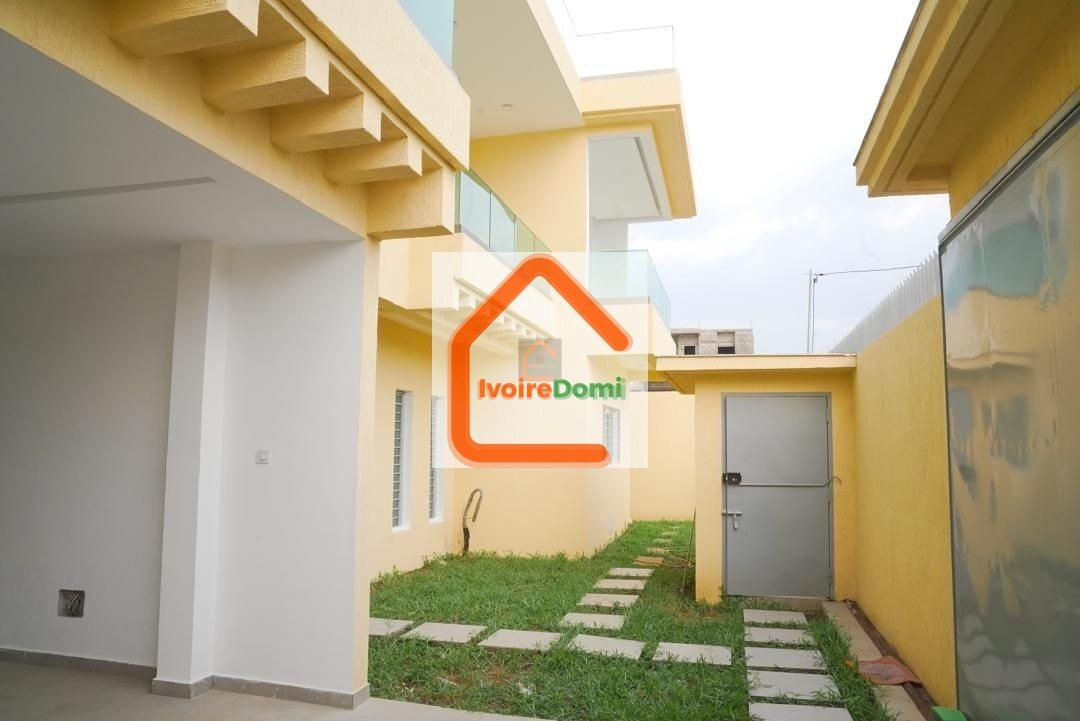 UNE GRANDE VILLA TRIPLEX DE 10 PIECES AVEC PISCINE SUR 600M2 A COCODY ANGRE
