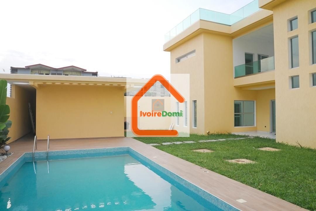 UNE GRANDE VILLA TRIPLEX DE 10 PIECES AVEC PISCINE SUR 600M2 A COCODY ANGRE