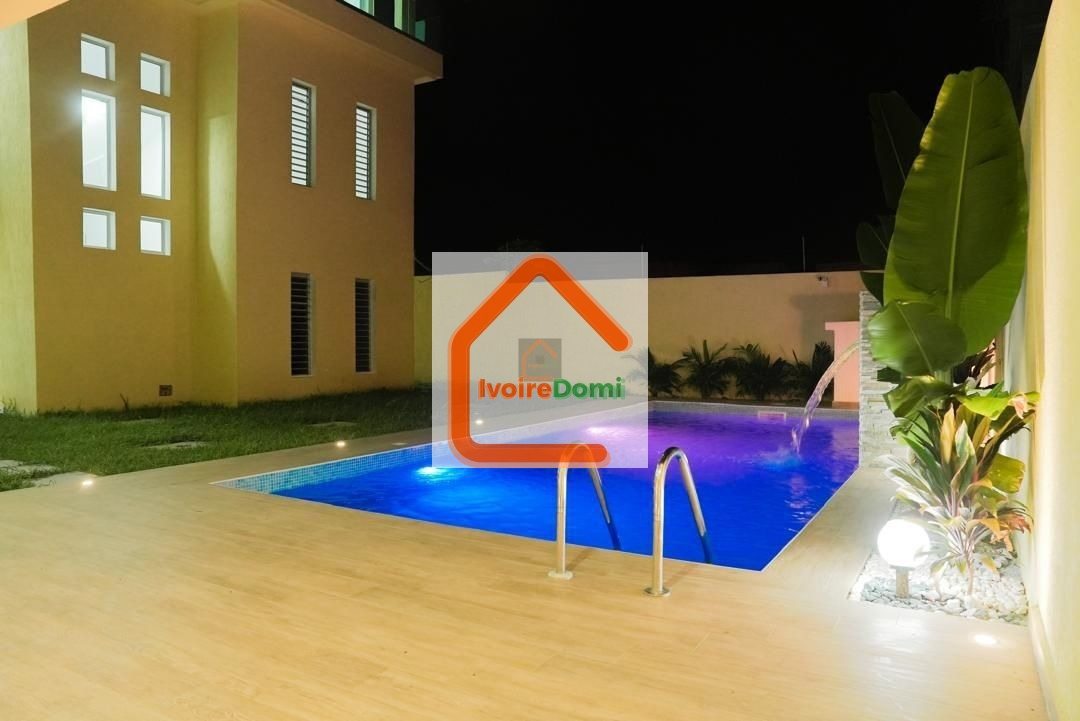 UNE GRANDE VILLA TRIPLEX DE 10 PIECES AVEC PISCINE SUR 600M2 A COCODY ANGRE