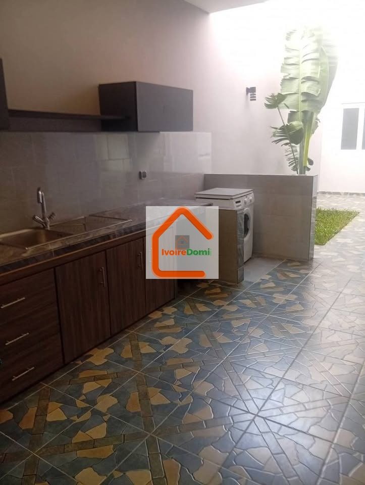 A VENDRE UNE BELLE VILLA DE 8 PIECES AVEC PISCINE A BASSAM CITE LES ROSIERS