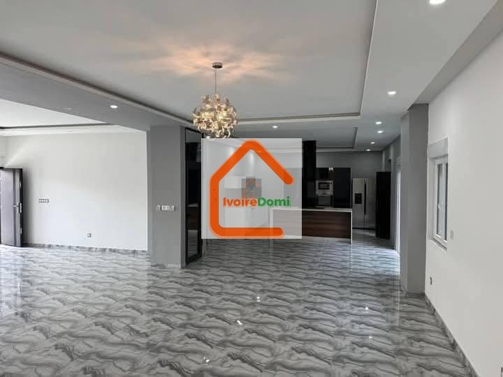 A VENDRE UNE BELLE VILLA DE 8 PIECES AVEC PISCINE A BASSAM CITE LES ROSIERS
