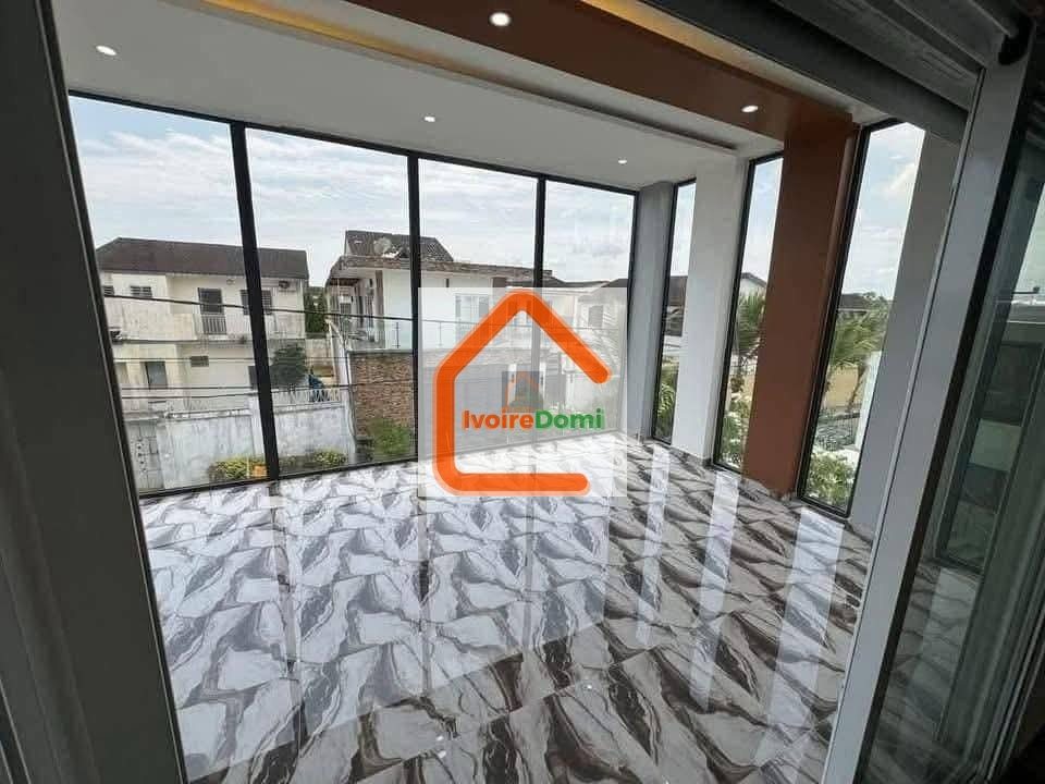 A VENDRE UNE BELLE VILLA DE 8 PIECES AVEC PISCINE A BASSAM CITE LES ROSIERS