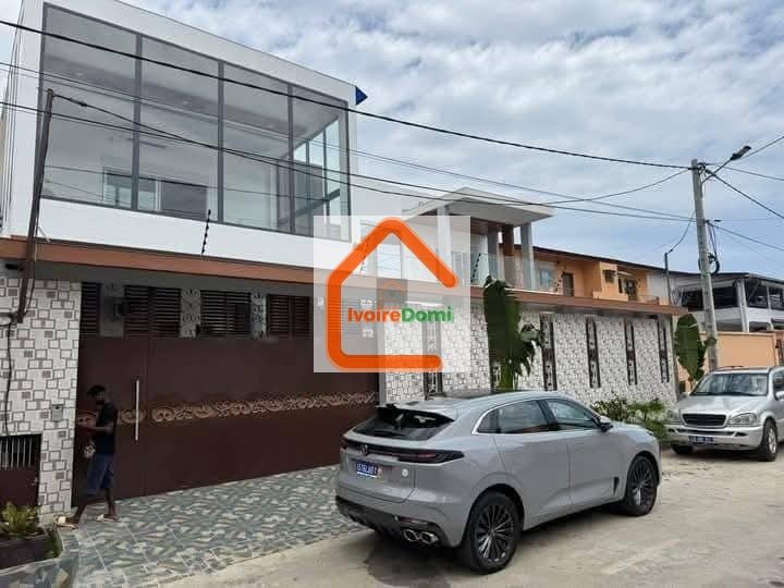 A VENDRE UNE BELLE VILLA DE 8 PIECES AVEC PISCINE A BASSAM CITE LES ROSIERS