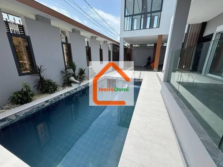 A VENDRE UNE BELLE VILLA DE 8 PIECES AVEC PISCINE A BASSAM CITE LES ROSIERS