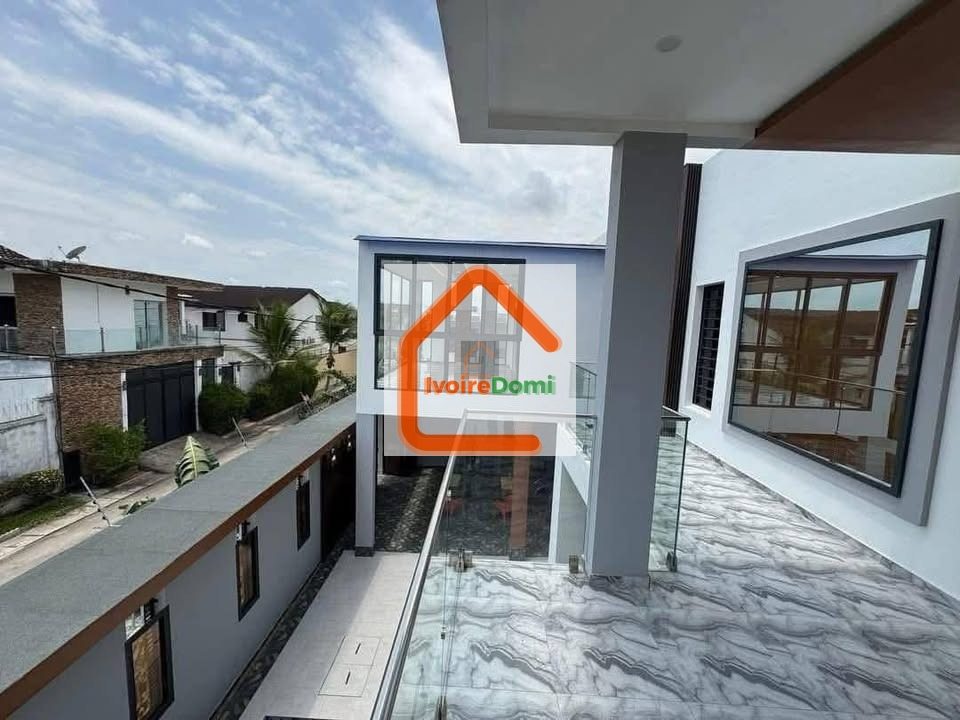 A VENDRE UNE BELLE VILLA DE 8 PIECES AVEC PISCINE A BASSAM CITE LES ROSIERS