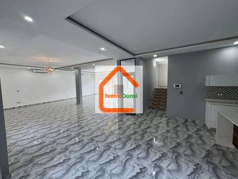 A VENDRE UNE BELLE VILLA DE 8 PIECES AVEC PISCINE A BASSAM CITE LES ROSIERS