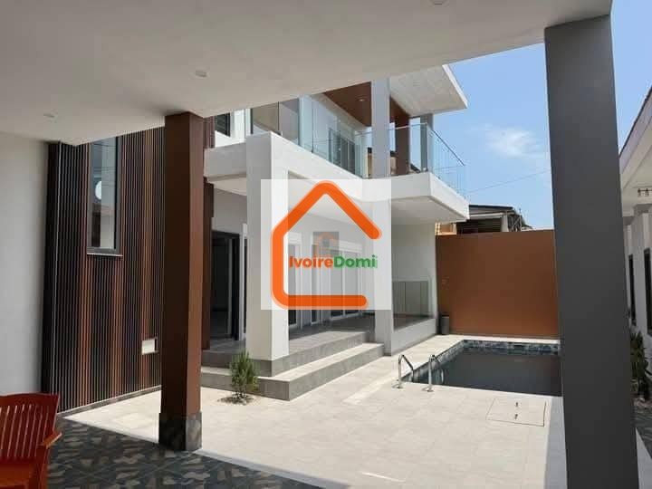 A VENDRE UNE BELLE VILLA DE 8 PIECES AVEC PISCINE A BASSAM CITE LES ROSIERS