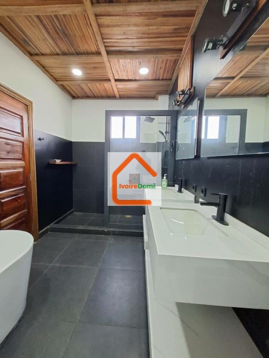 UNE GRANDE VILA 6 PIECES SUR 1200M2 A BINGERVILLE ANAN