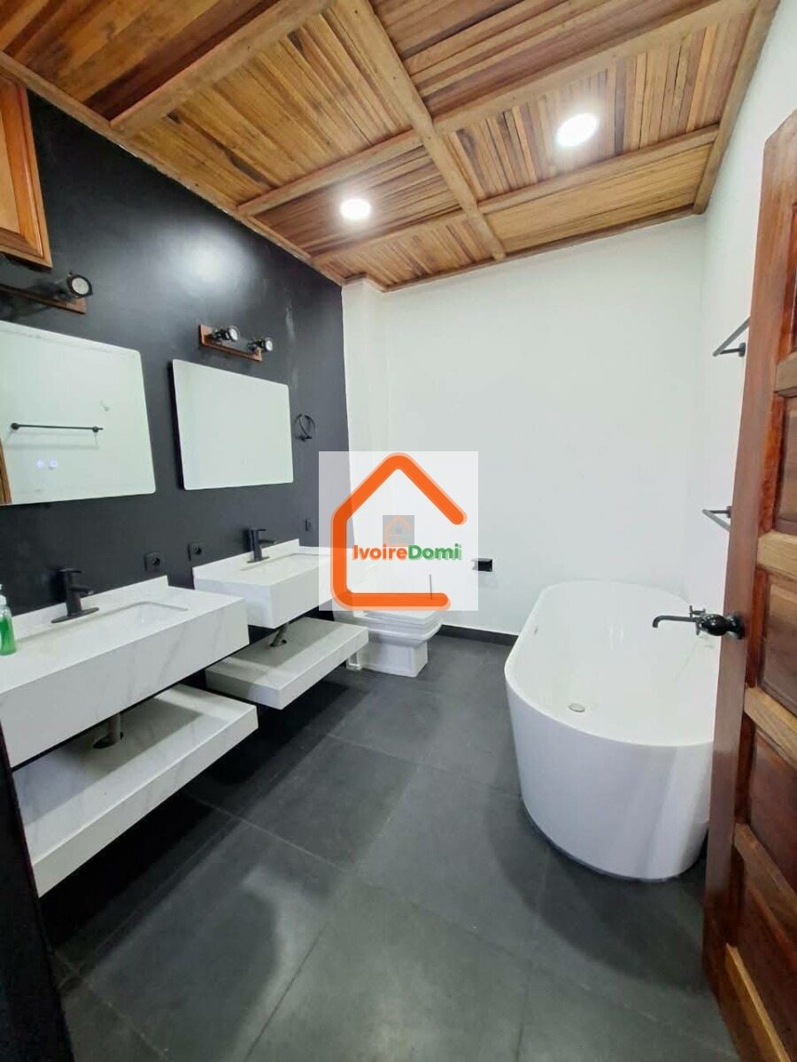 UNE GRANDE VILA 6 PIECES SUR 1200M2 A BINGERVILLE ANAN