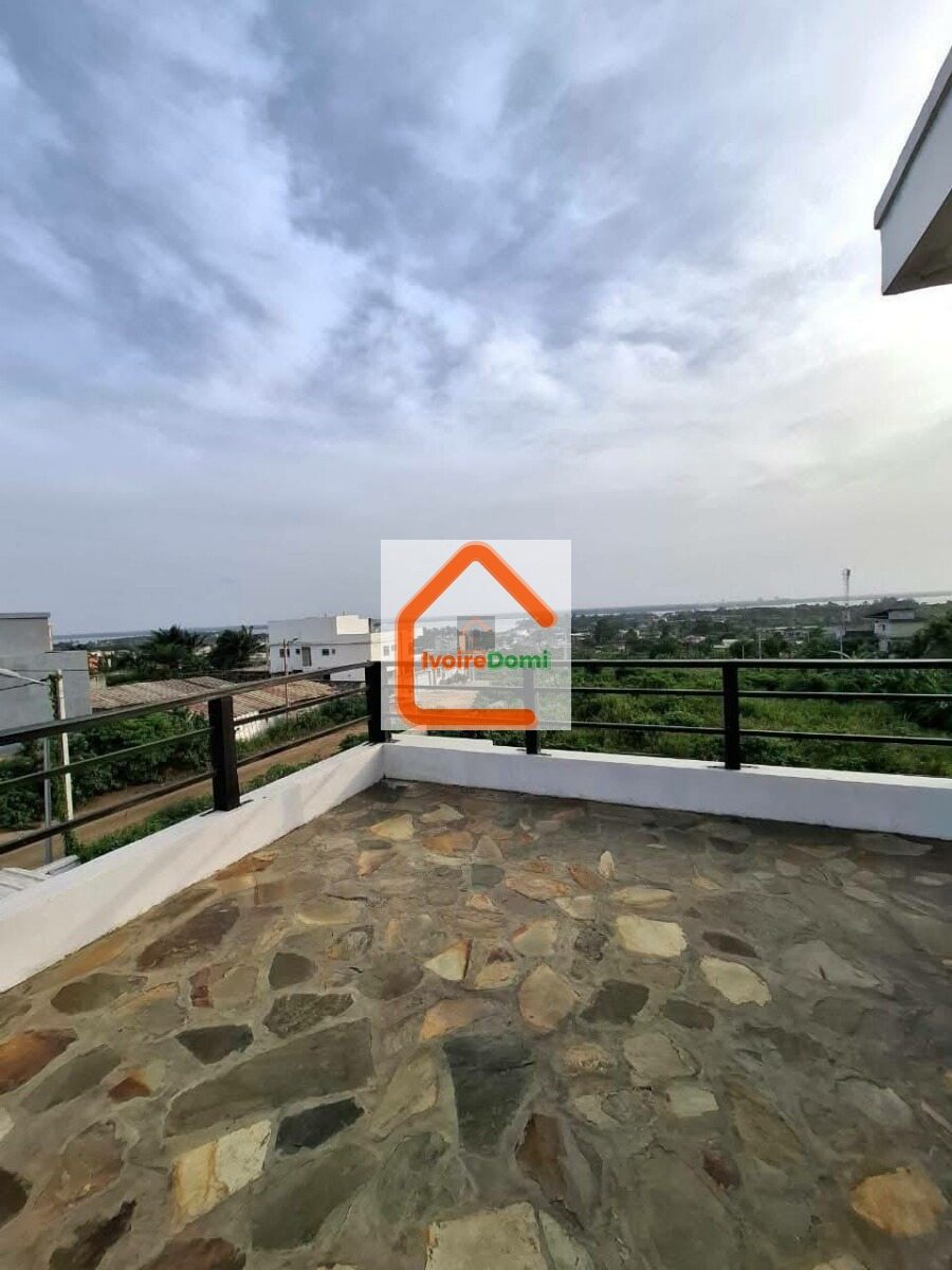 UNE GRANDE VILA 6 PIECES SUR 1200M2 A BINGERVILLE ANAN
