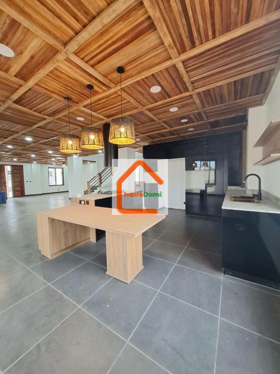 UNE GRANDE VILA 6 PIECES SUR 1200M2 A BINGERVILLE ANAN