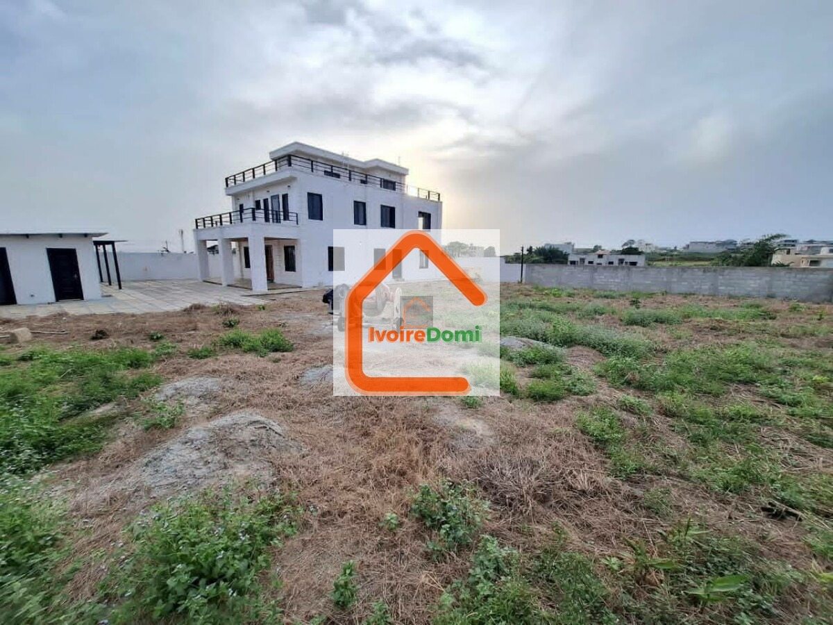 UNE GRANDE VILA 6 PIECES SUR 1200M2 A BINGERVILLE ANAN