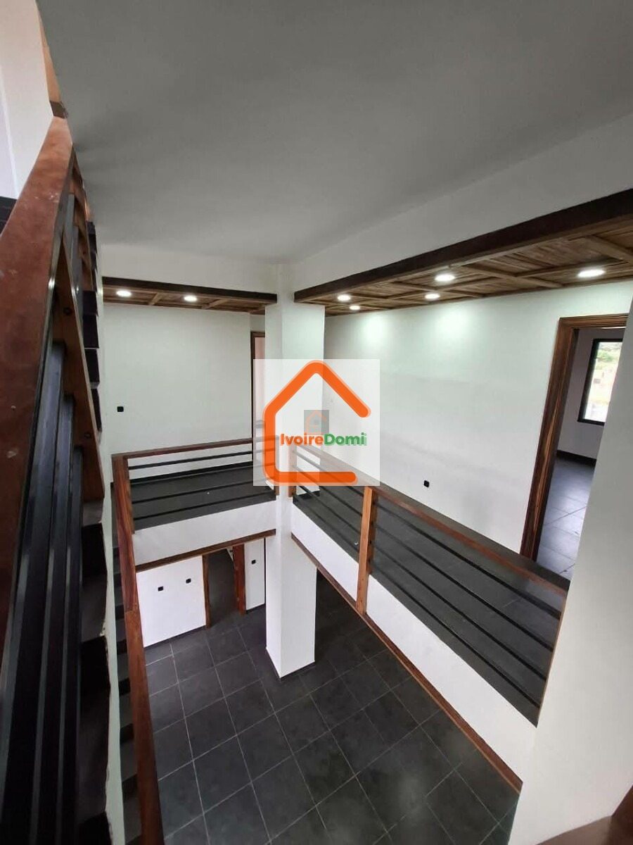 UNE GRANDE VILA 6 PIECES SUR 1200M2 A BINGERVILLE ANAN