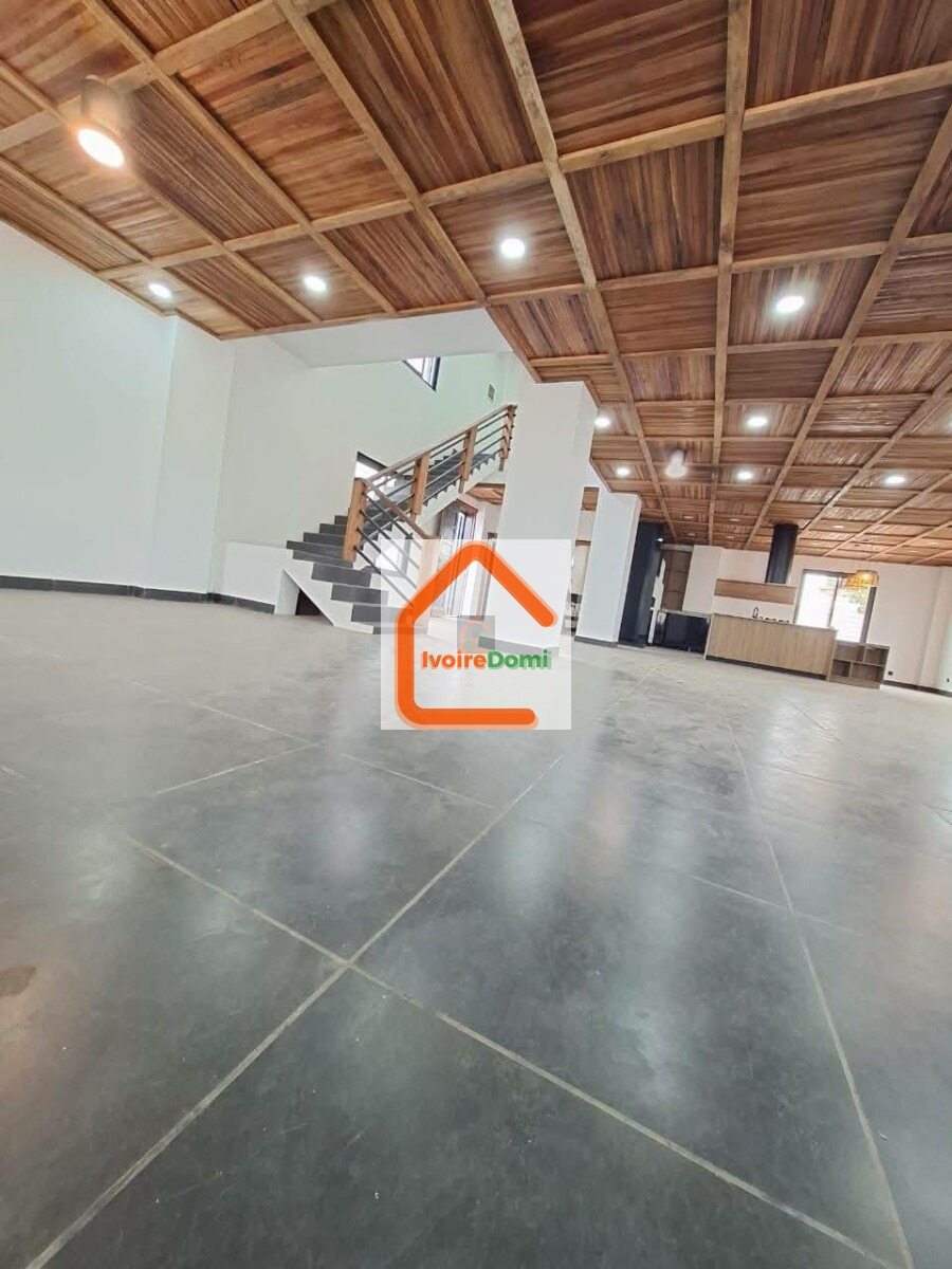 UNE GRANDE VILA 6 PIECES SUR 1200M2 A BINGERVILLE ANAN