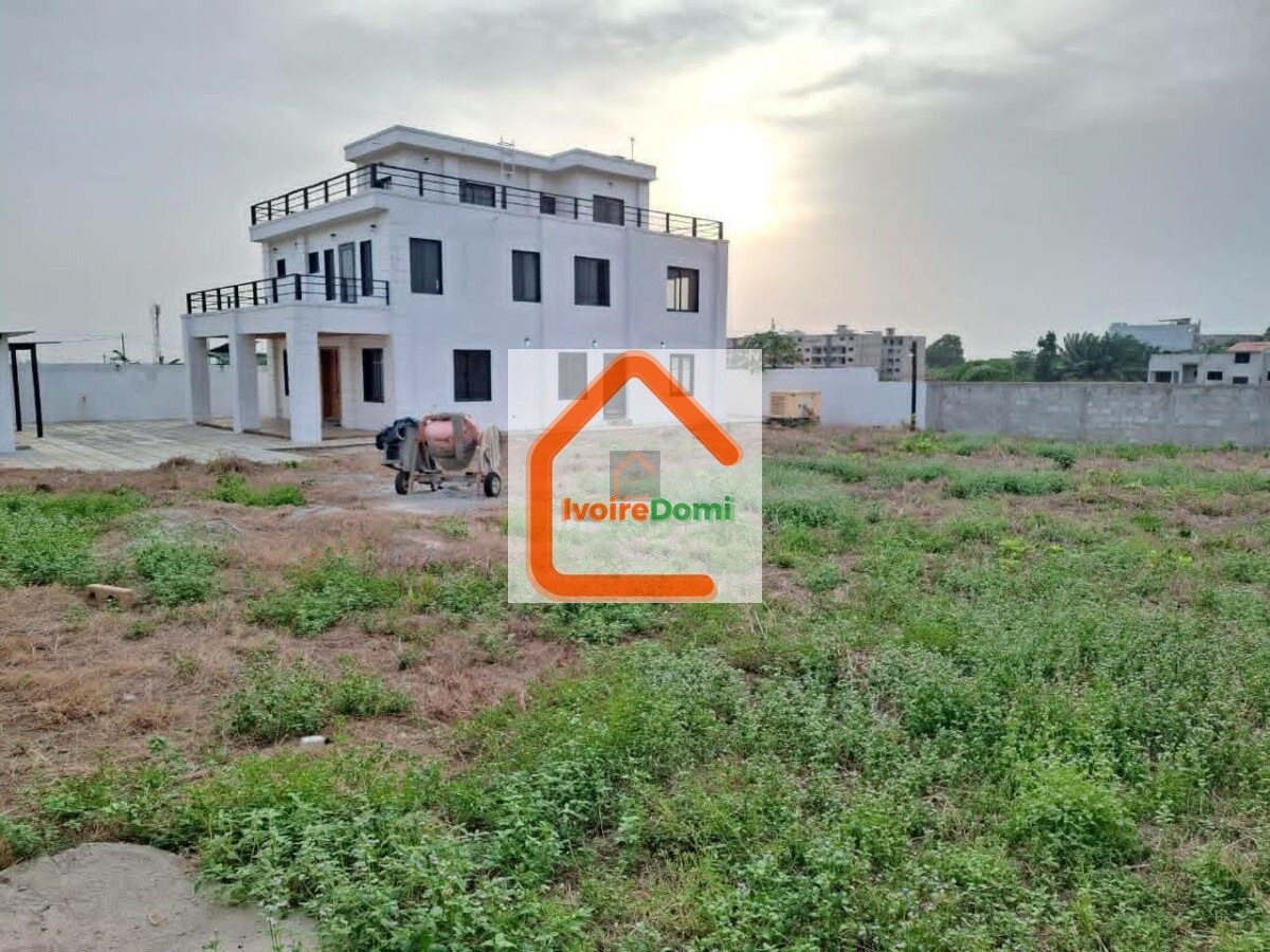 UNE GRANDE VILA 6 PIECES SUR 1200M2 A BINGERVILLE ANAN