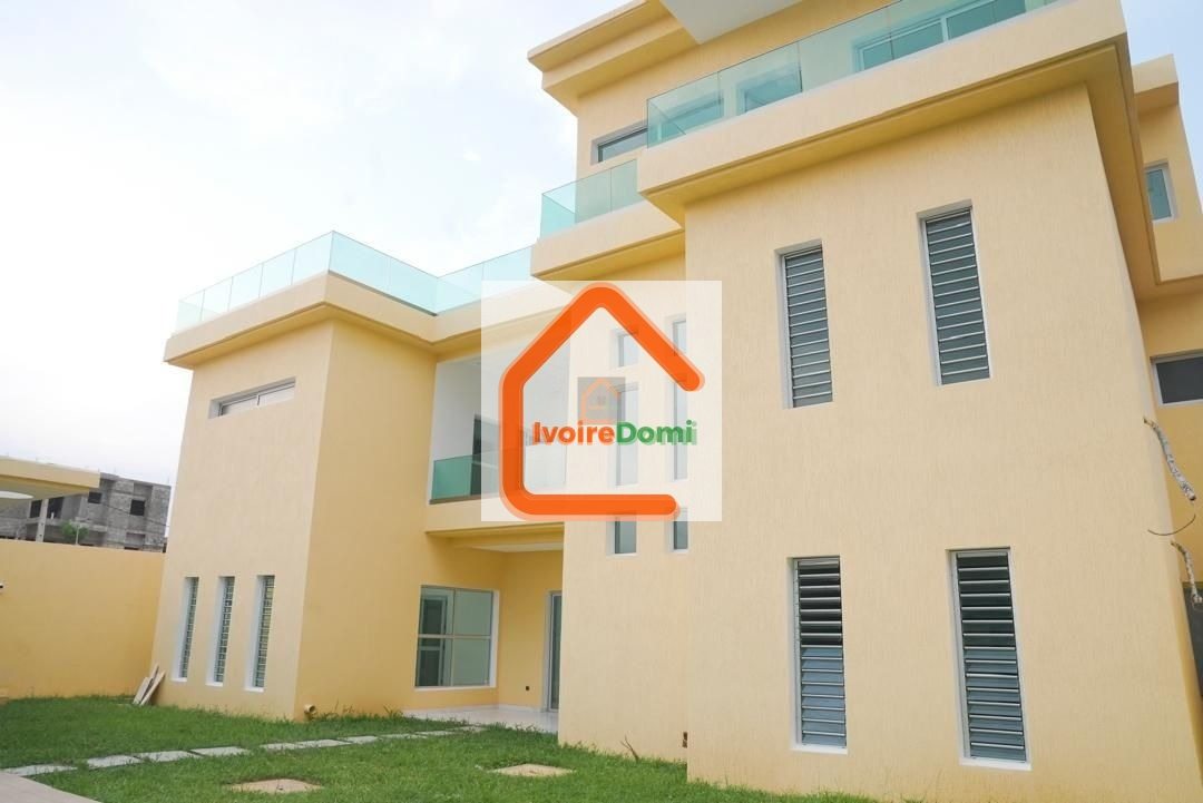 UNE GRANDE VILLA TRIPLEX DE 10 PIECES AVEC PISCINE SUR 600M2 A COCODY ANGRE