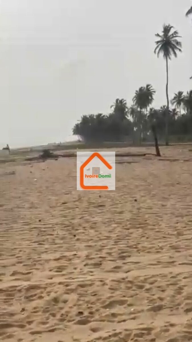 Terrain de 1000m2 avec servitude de 2000m2 pieds dans l’eau mer
