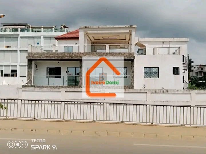 Maison triplex en vente à Cocody Angré Djorobité
