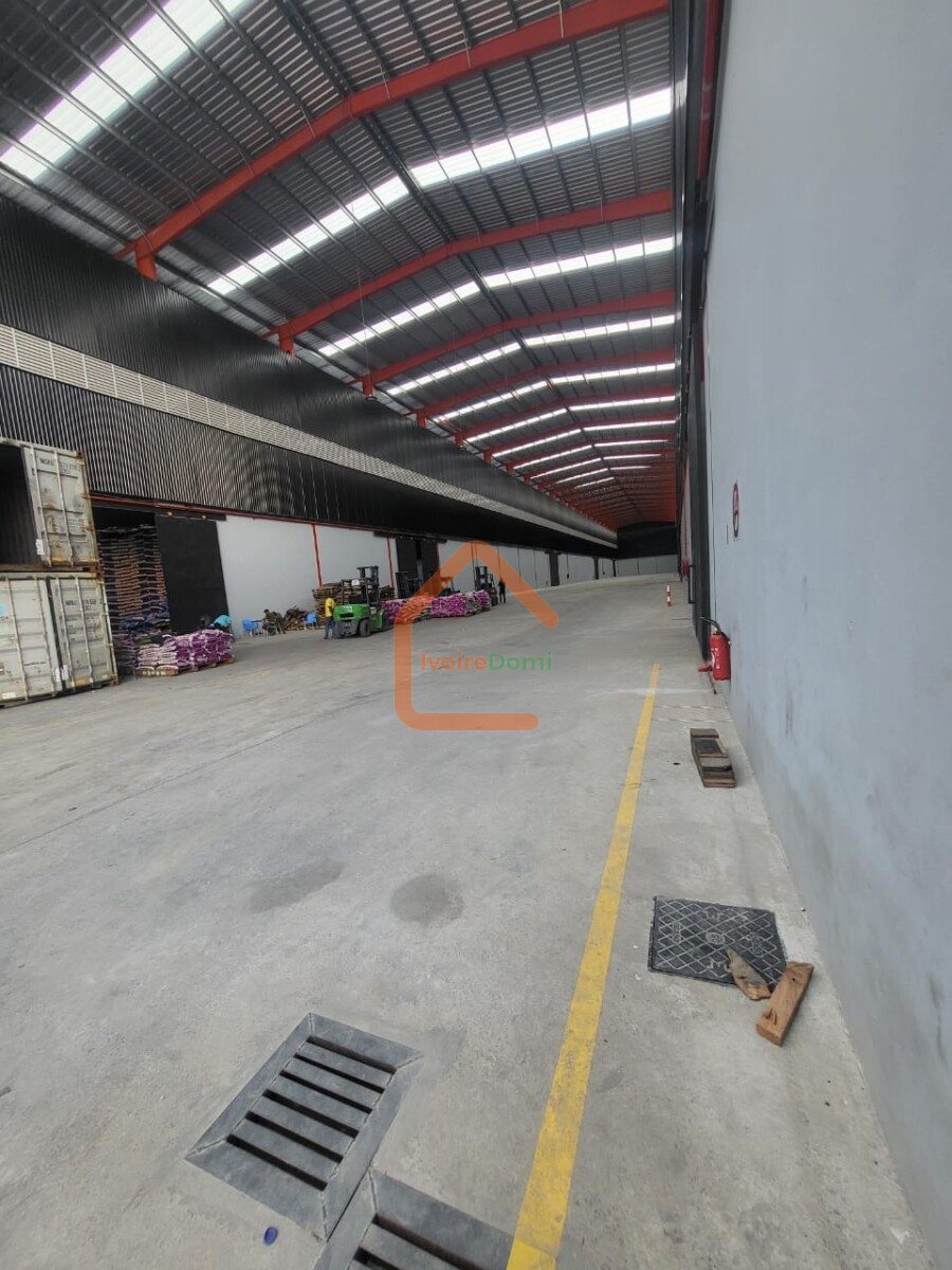Entrépôt 10.000 m2 + pont bascule -Sone portuaire d’abidjan