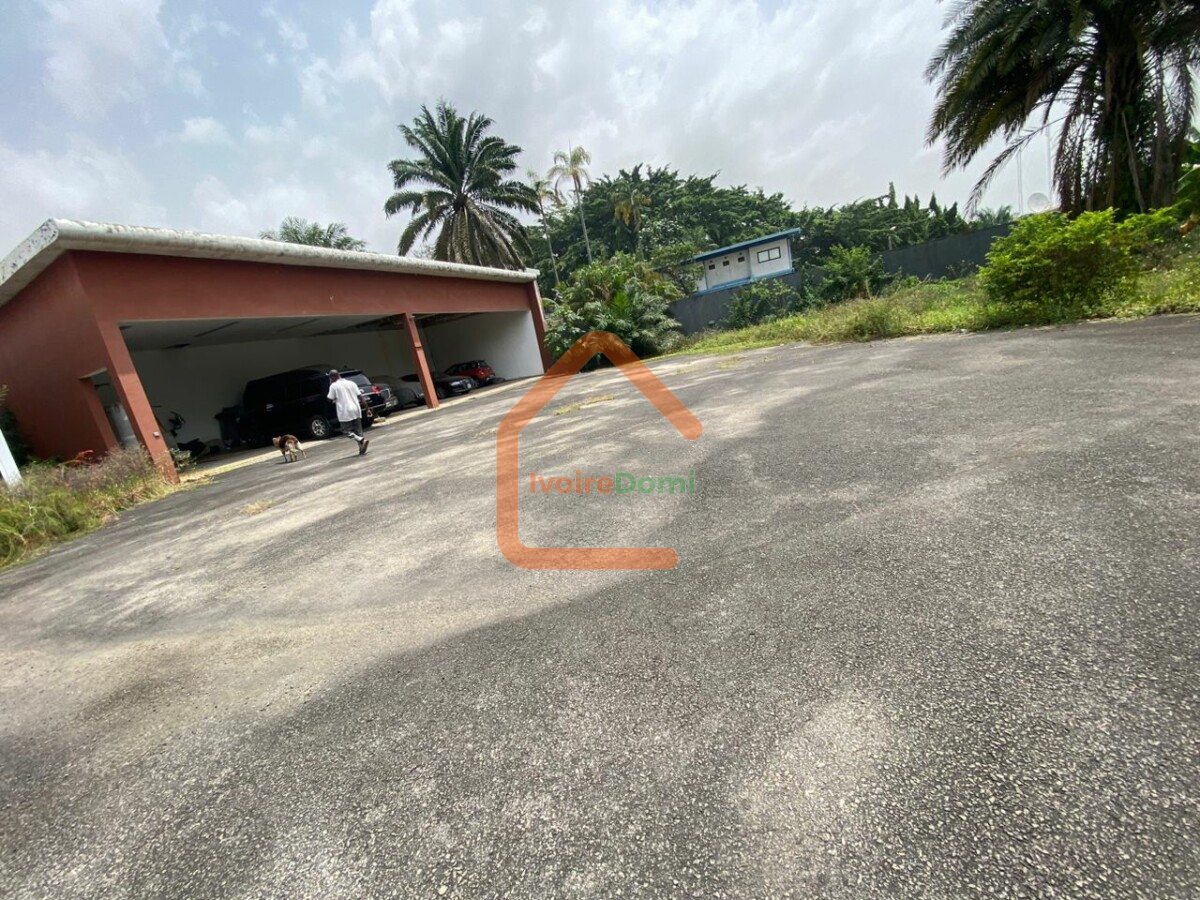 Terrain à vendre Abidjan Cocody Mermoz 2169m2 avec ACD