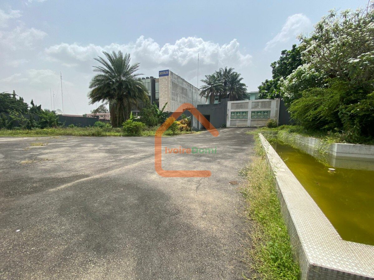 Terrain à vendre Abidjan Cocody Mermoz 2169m2 avec ACD