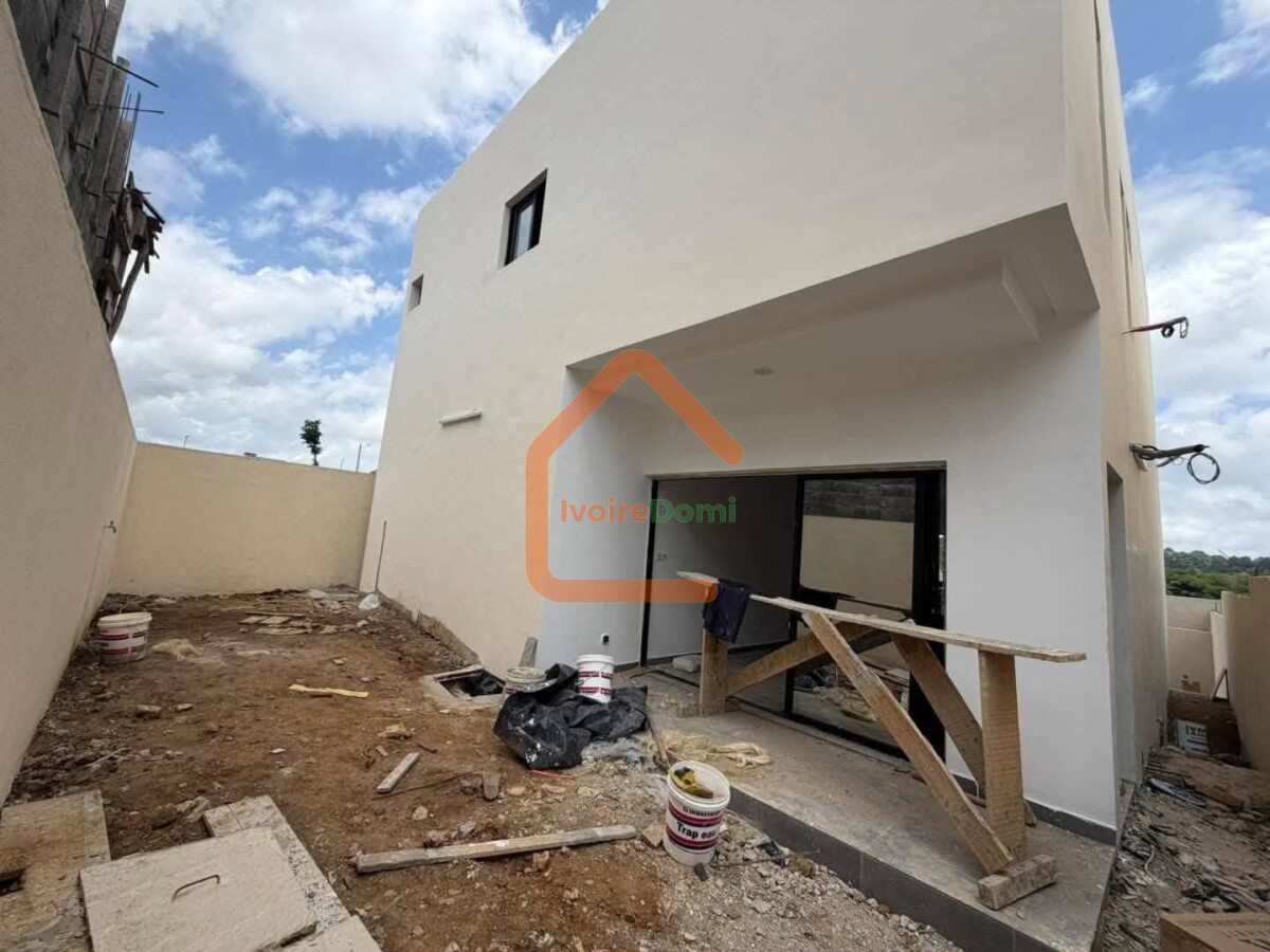 D’une villa duplex de 5 pièces à Bingerville, derrière l’hôpital Mère-Enfant