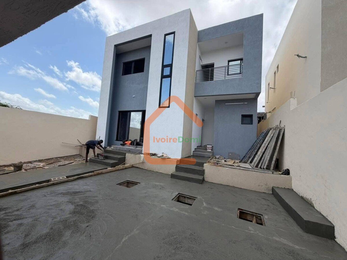 D’une villa duplex de 5 pièces à Bingerville, derrière l’hôpital Mère-Enfant