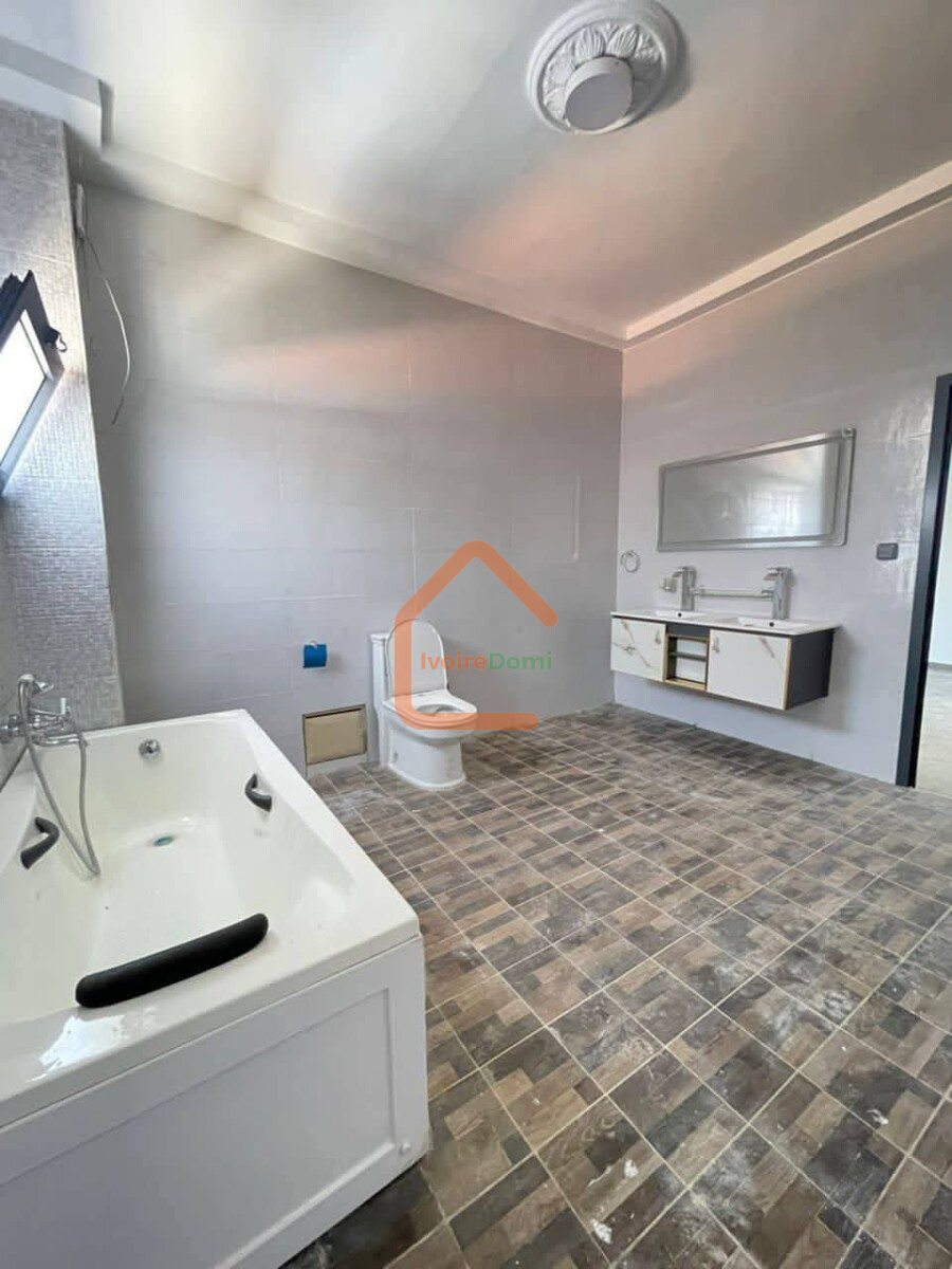 D’une villa triplex de 8 pieces à Cocody Angré 8eme TRANCHE BESSIKOI