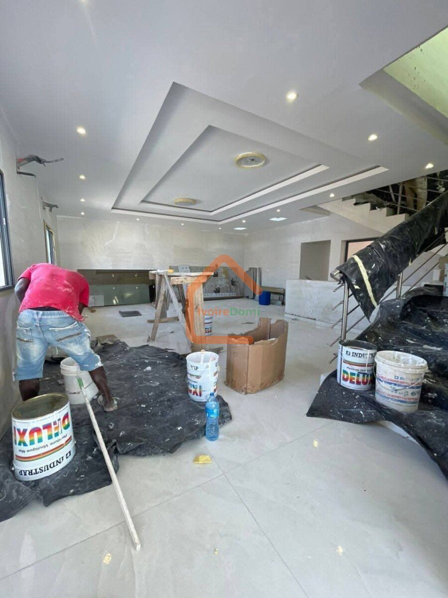 D’une villa triplex de 8 pieces à Cocody Angré 8eme TRANCHE BESSIKOI