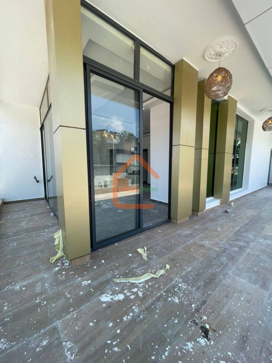 D’une villa triplex de 8 pieces à Cocody Angré 8eme TRANCHE BESSIKOI