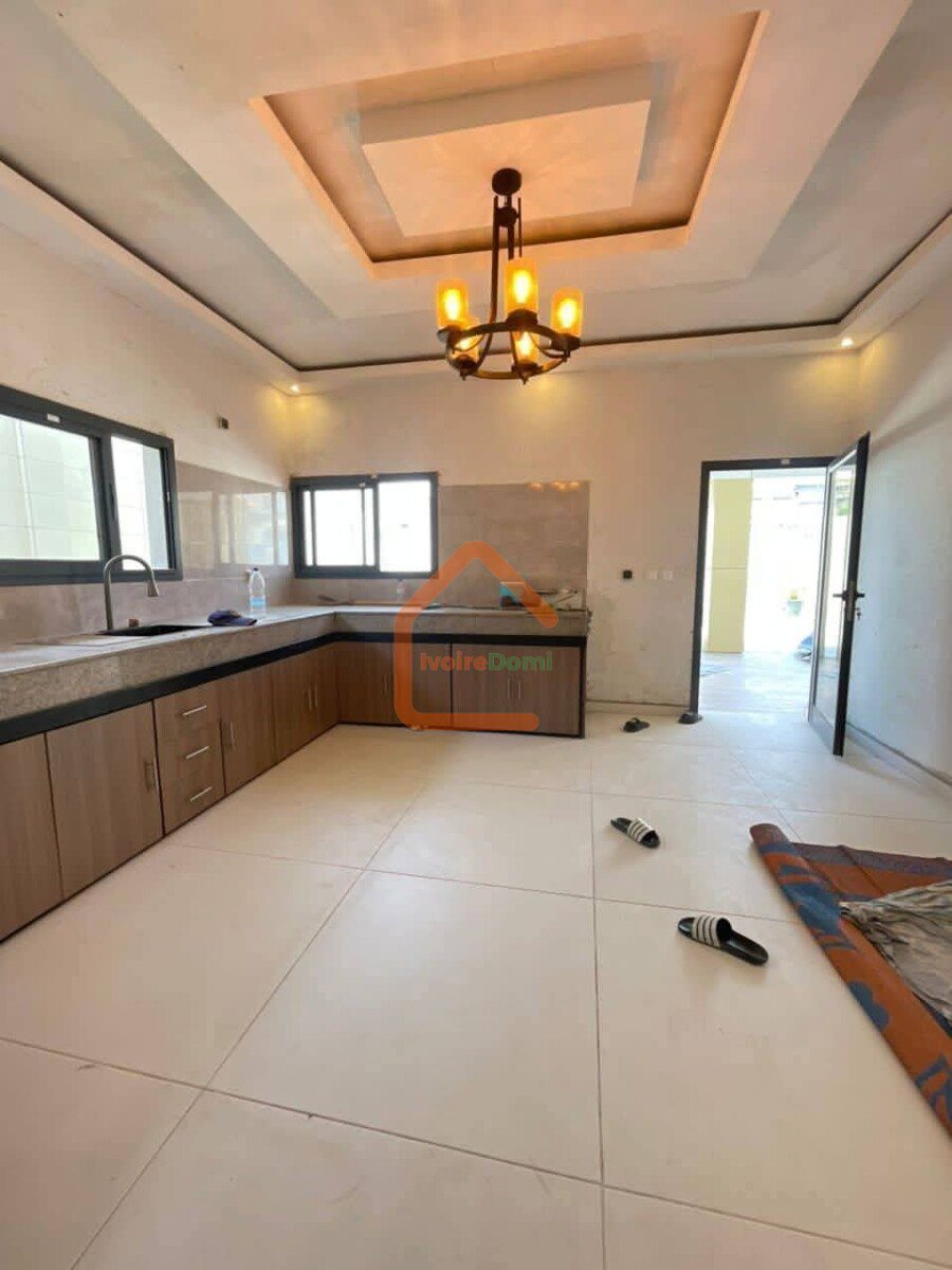 D’une villa triplex de 8 pieces à Cocody Angré 8eme TRANCHE BESSIKOI