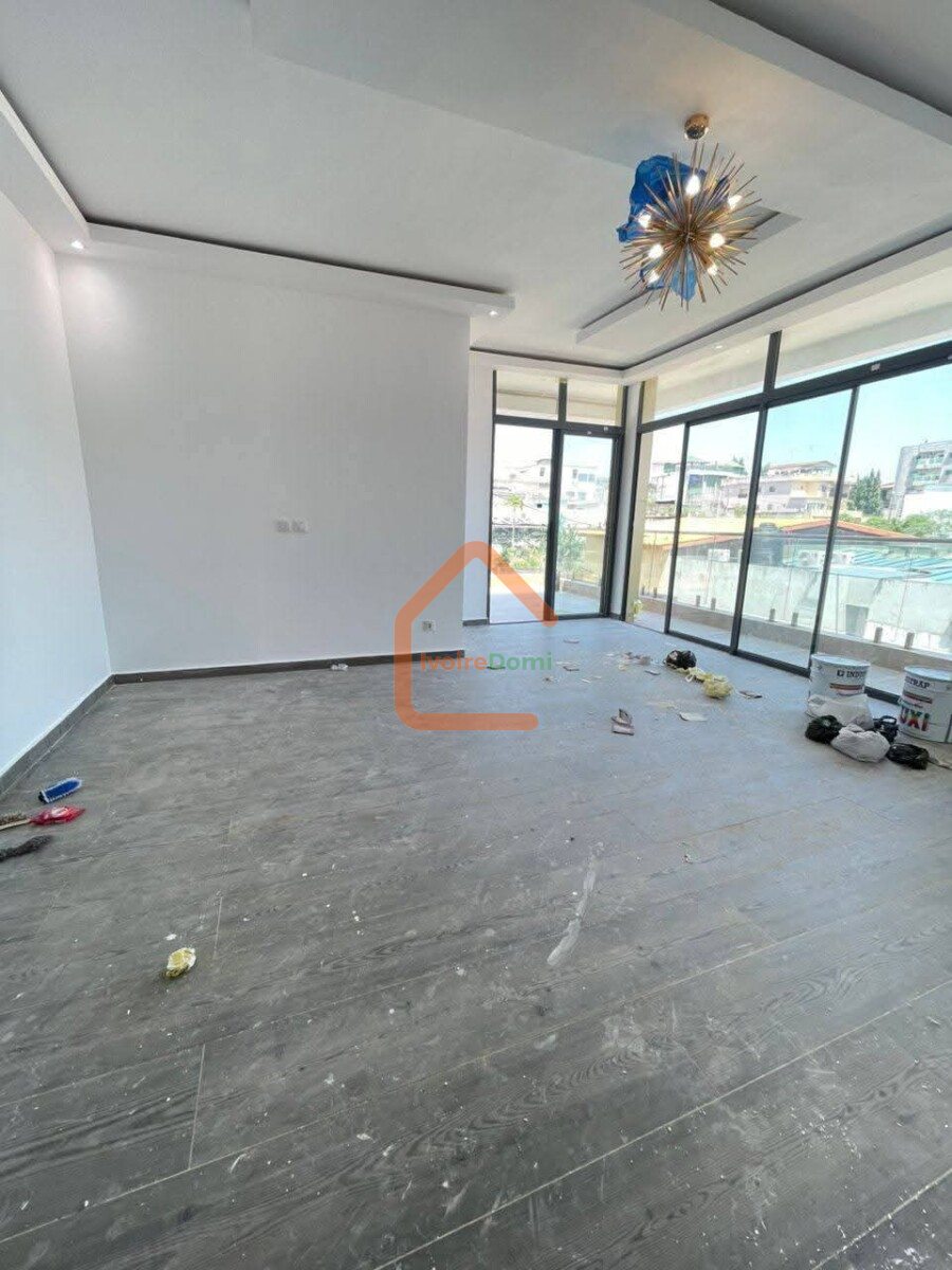 D’une villa triplex de 8 pieces à Cocody Angré 8eme TRANCHE BESSIKOI