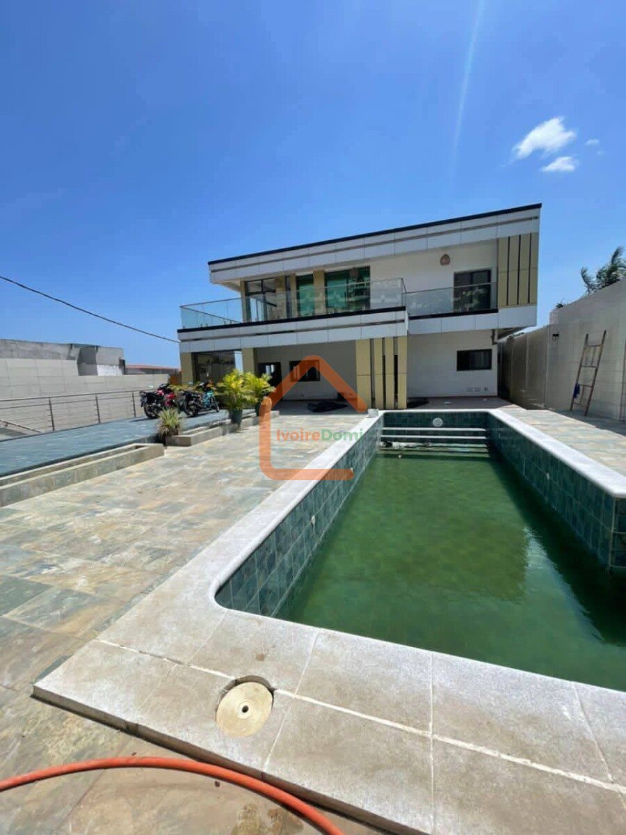 D’une villa triplex de 8 pieces à Cocody Angré 8eme TRANCHE BESSIKOI
