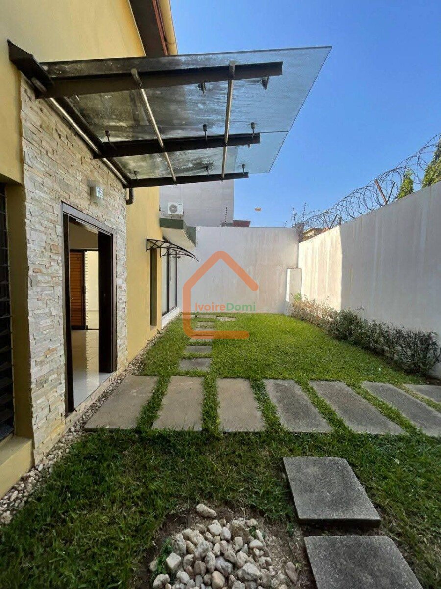 Location d’une villa duplex de 5 pièces à Cocody Riviera Synacacci 2