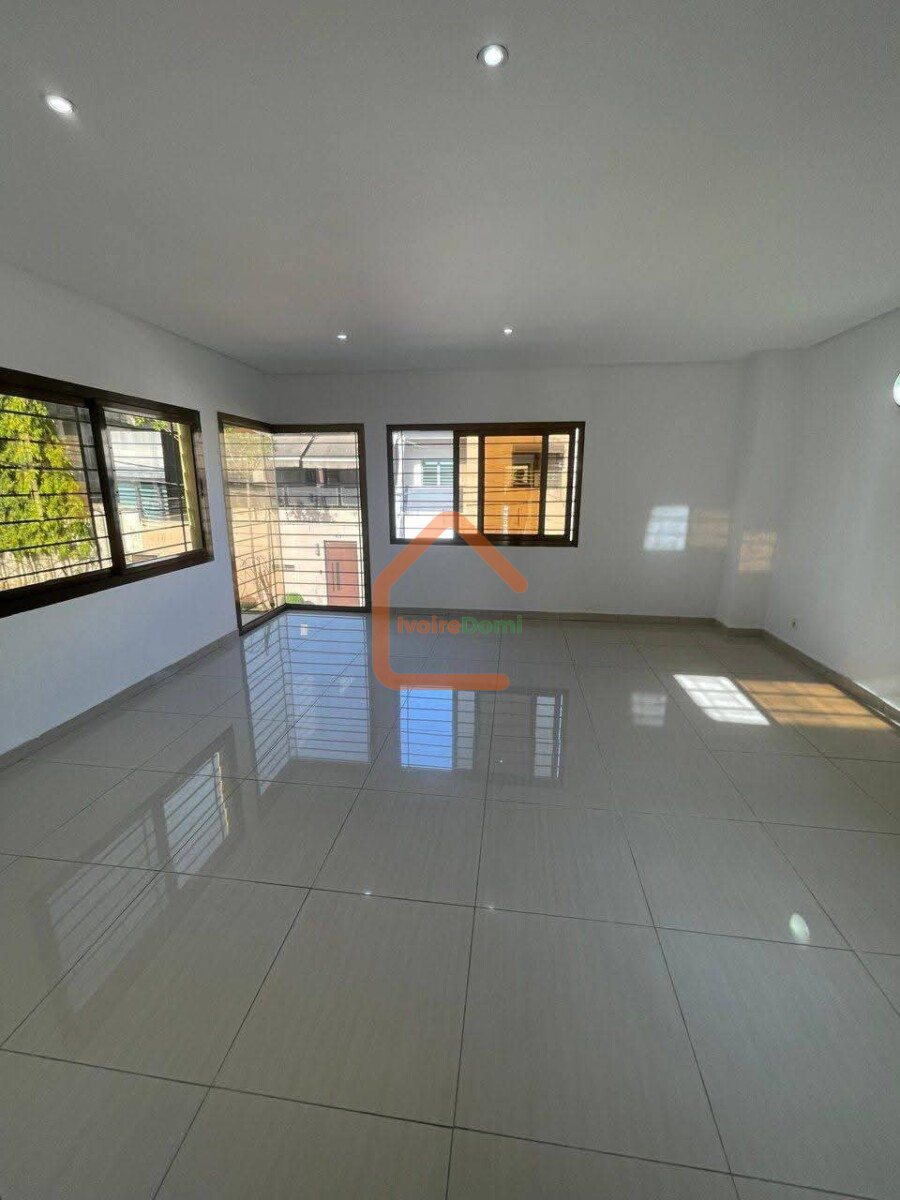 Location d’une villa duplex de 5 pièces à Cocody Riviera Synacacci 2