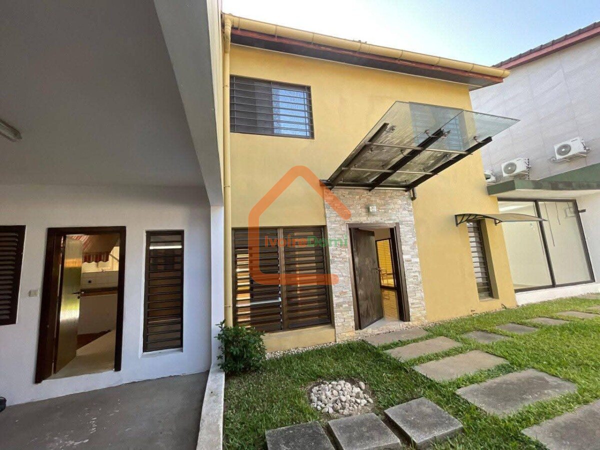 Location d’une villa duplex de 5 pièces à Cocody Riviera Synacacci 2