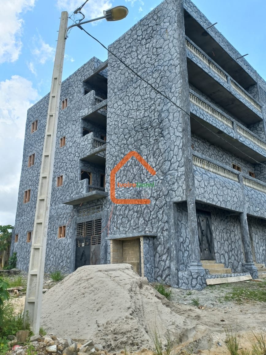 À marcory zone 4 immeuble inachevé R+8 permis R+12 avec ACD
