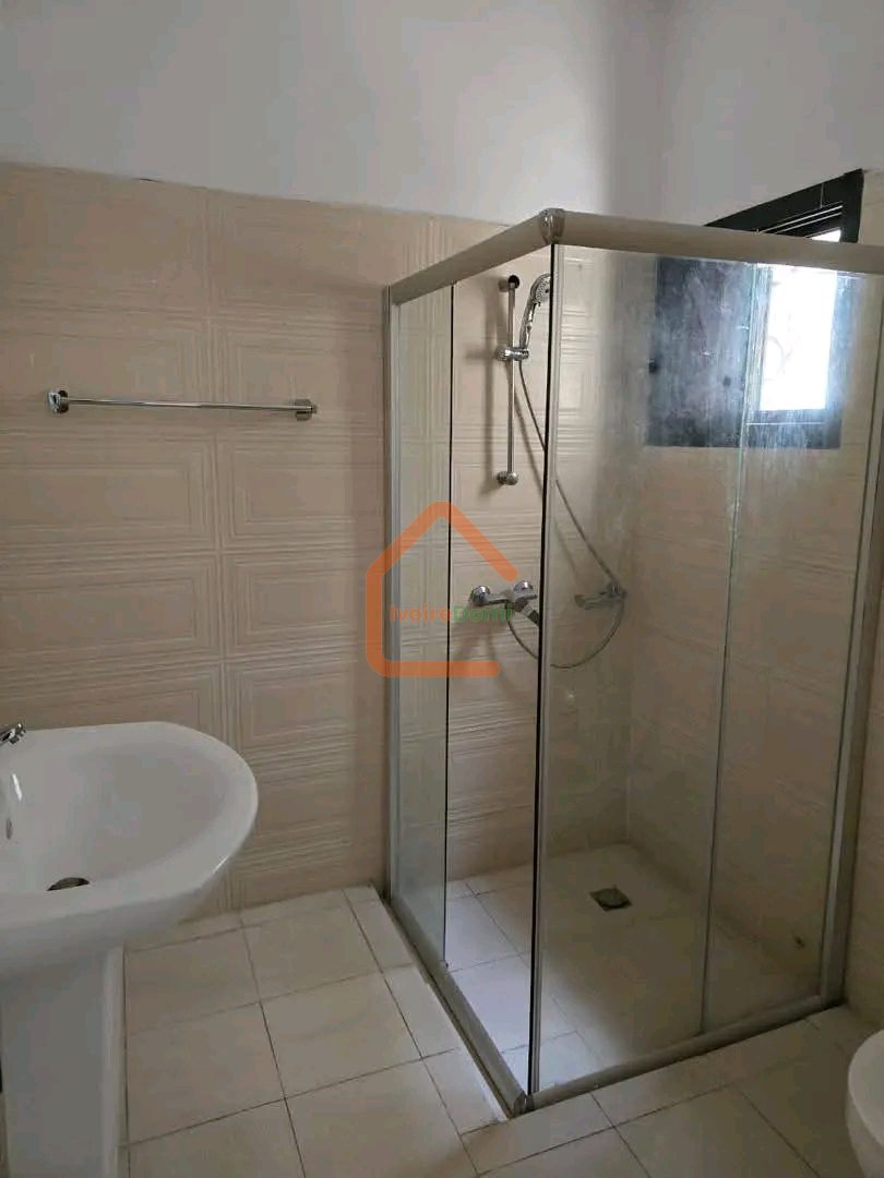 À LOUER – APPARTEMENT 4 PIÈCES MEUBLÉ 📍 Cocody 2 Plateaux ENA
