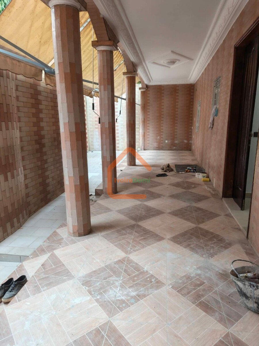 ✨ À LOUER – VILLA DUPLEX DE STANDING 9 PIÈCES À COCODY 2 PLATEAUX – CITÉ VERSANT ✨