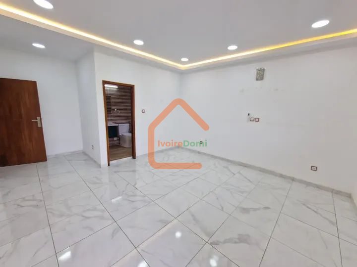 ✨ À LOUER – VILLA DUPLEX 6 PIÈCES À BINGERVILLE COCODY – CITÉ DE LA CELLE (ABIDJAN) ✨