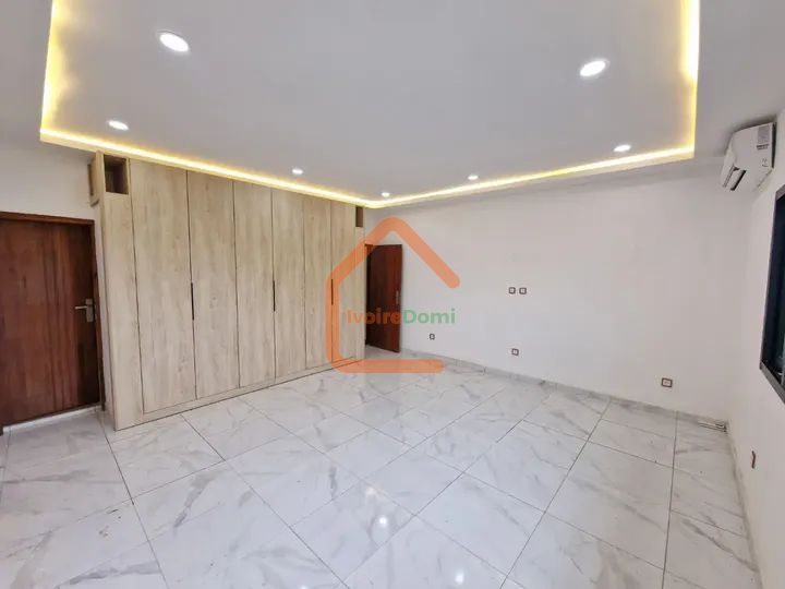 ✨ À LOUER – VILLA DUPLEX 6 PIÈCES À BINGERVILLE COCODY – CITÉ DE LA CELLE (ABIDJAN) ✨
