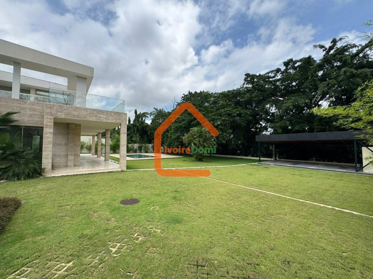 UNE MAGNIFIQUE DEMEURE DE 13 PIECES SUR 3008M2 A LA RIVIERA GOLF
