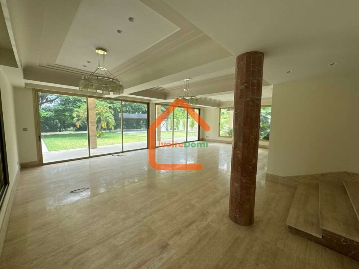 UNE MAGNIFIQUE DEMEURE DE 13 PIECES SUR 3008M2 A LA RIVIERA GOLF