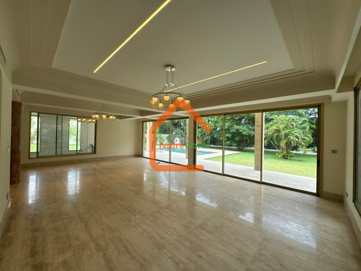 UNE MAGNIFIQUE DEMEURE DE 13 PIECES SUR 3008M2 A LA RIVIERA GOLF