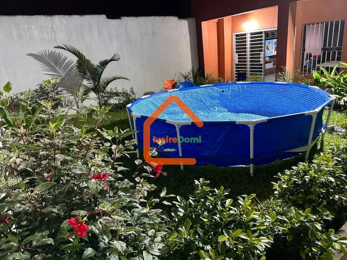 1 VILLA DUPLEX 5 PIECES SUR 300M2 A L’ENTREE BINGERVILLE